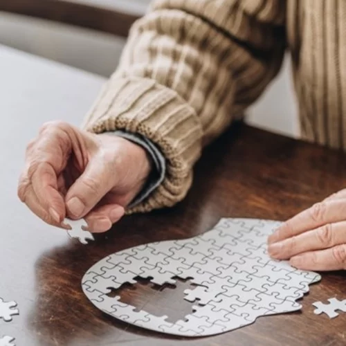 Αλτσχάιμερ | Για πρώτη φορά φάρμακο επιβραδύνει την απώλεια μνήμης και αλλάζει την πορεία της νόσου - Τι έδειξε η μελέτη