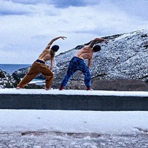 Άγγελος Λάτσιος - Γαία Μερκούρη | Κάνουν topless γιόγκα στη χιονισμένη Άνδρο