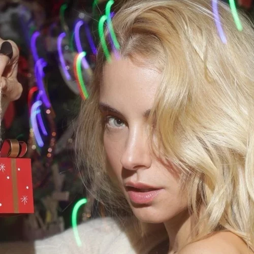 Η Δούκισσα Νομικού στόλισε χριστουγεννιάτικο δέντρο μαζί τα παιδιά της, Σάββα και Αναστασία