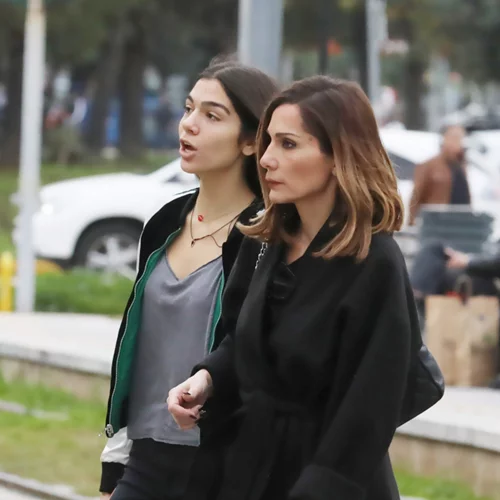 Μελίνα Νικολαΐδη | Με ανανεωμένα καρέ μαλλιά σε έξοδο με τη Δέσποινα Βανδή και τη φίλη της