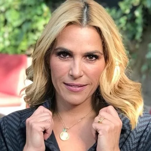 Η Τζένη Μπότση με την κόρη της στο καρναβάλι της Πάτρας | Οι χρωματιστές στολές τους