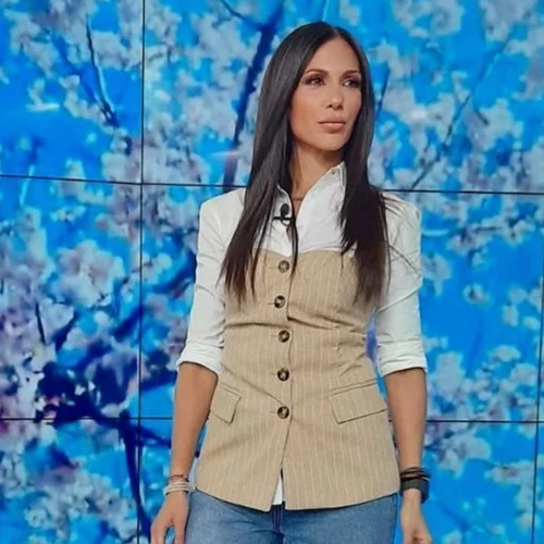 Η Ανθή Βούλγαρη με το καρό σακάκι από τη Mango που θα έχεις στη ντουλάπα σου για χρόνια