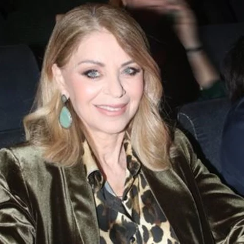 Η Έλλη Στάη με total leather look στην πιο πολυσυζητημένη παράσταση της Αθήνας