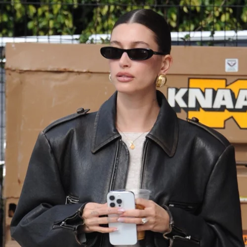 Η Hailey Bieber φόρεσε με στιλ το πιο δύσκολο παντελόνι