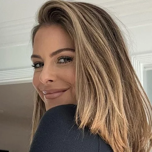 "Λατρεύω την ελληνική μουσική" | Η Μαρία Μενούνος χορεύει τραγούδι του Αργυρού αγκαλιά με τη κόρη της