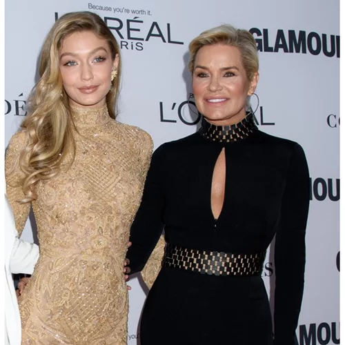Gigi Hadid | "Σκαρφάλωνα τις σκάλες για να αποφύγω τις κάμερες που έφερνε η μητέρα μου στο σπίτι"