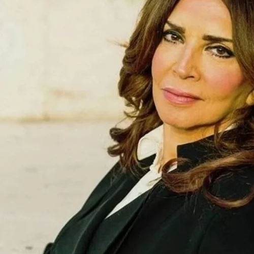 43 χρόνια πριν | Η Μιμή Ντενίση στο γάμο της με τον Γιάννη Φέρτη ήταν μια bohemian νύφη - το μοναδικό νυφικό look