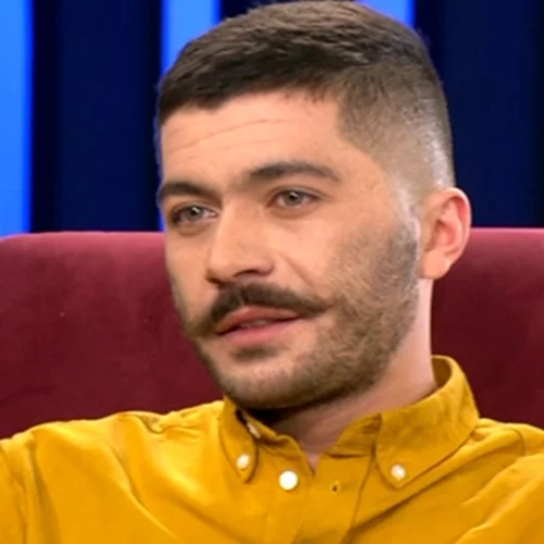 Άρης Τσάπης | Ο "Θανάσης" από το "Ευτυχισμένοι Μαζί" δουλεύει σε ταβέρνα και δέχθηκε αρνητικά σχόλια