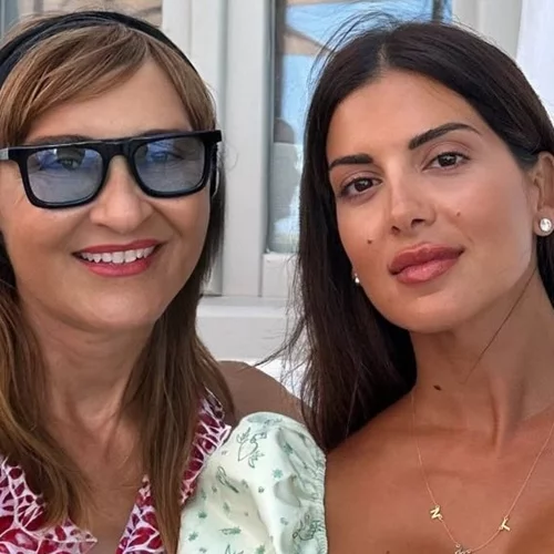 Σταματίνα Τσιμτσιλή - Μάρα Ζαχαρεά | Με αέρινα floral φορέματα στην Πάρο