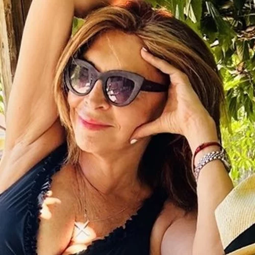 Η Μιμή Ντενίση ποζάρει με ολόσωμο μαγιό στον Θεολόγο | Έτσι είναι το σώμα της χωρίς photoshop