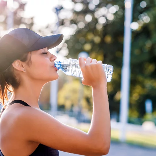 Τέλος στην κατακράτηση υγρών | 4 φυσικοί τρόποι να τη μειώσουμε