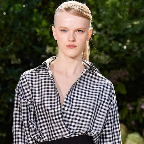 10 καλοκαιρινά tops που ταιριάζουν τέλεια με ψηλόμεσα σορτς