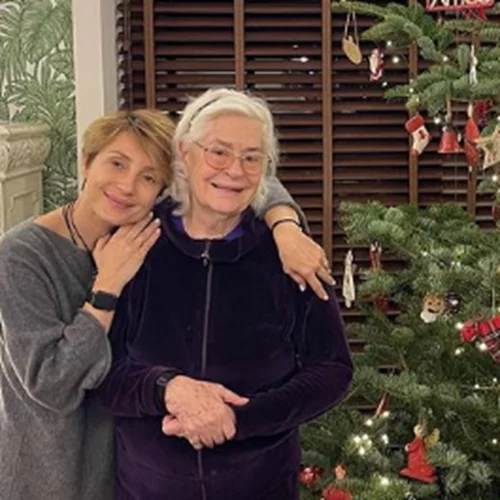 Κατερίνα Χέλμη | Σπάνια φωτογραφία της ηθοποιού - Στόλισε το χριστουγεννιάτικο δέντρο με την Ευδοκία Ρουμελιώτη