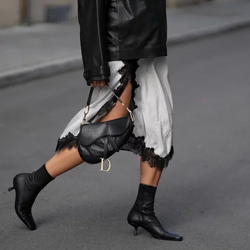 Τα βελούδινα μποτάκια από τη Stradivarius που θα φοράς στις all day εμφανίσεις σου