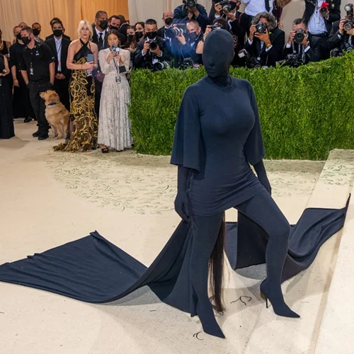 Το μυστήριο λύθηκε | Ποια ήταν η έμπνευση πίσω από την αμφιλεγόμενη εμφάνιση της Kim Kardashian στο Met Gala