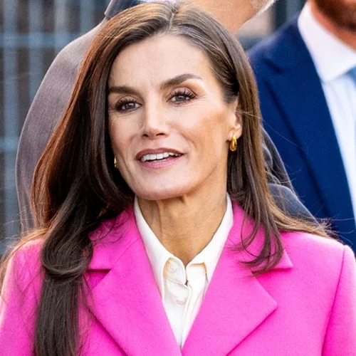 Βασίλισσα Letizia | Πώς συνδύασε με τον πιο ανοιξιάτικο τρόπο ένα καμηλό παλτό