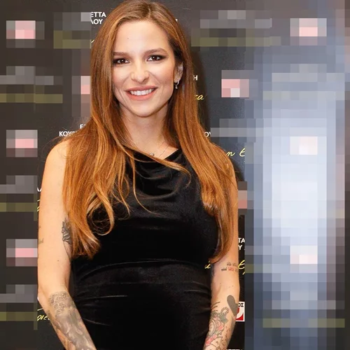 Η Εριέττα Κούρκουλου Λάτση με το κοστούμι στην ιδανική απόχρωση γι' αυτή την εποχή