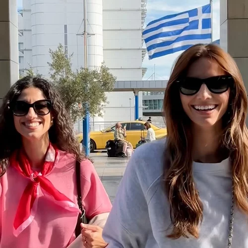 "Σαν δίδυμες" | Η Ηλιάνα Παπαγεωργίου με την αδελφή της, Μαριλένα ποζάρουν με ιταλική φινέτσα στο Μιλάνο