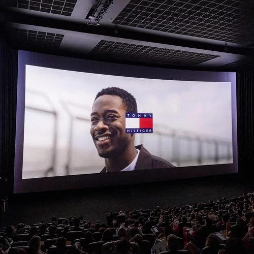 Tommy Hilfiger x F1- Η ΤΑΙΝΙΑ | Η πολυαναμενόμενη avant-première της Αθήνας γεμάτη μόδα, racing vibes και κινηματογραφική αίγλη