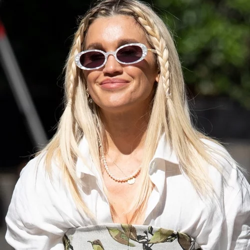 5 body mists με άρωμα καρύδας που θα φέρουν το καλοκαίρι λίγο πιο κοντά