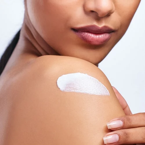 Οι καλύτερες κρέμες σώματος με ρετινόλη για σύσφιξη και λάμψη