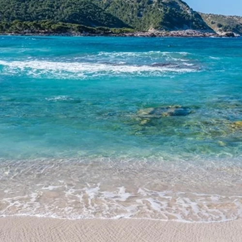 Αφαιρέθηκε η Γαλάζια Σημαία από 22 παραλίες – Ποιες έχασαν το βραβείο