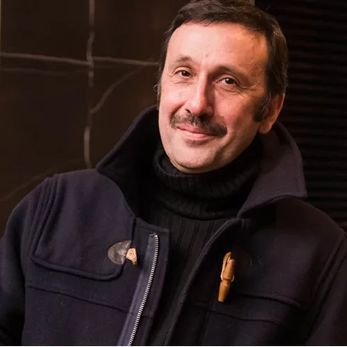 Ρένος Χαραλαμπίδης | Η μητέρα μου δεν μπορούσε να κάνει παιδί, ντρεπόμουν να πω ότι γεννήθηκα από ένα τάμα