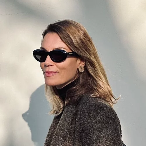 Honey brunette | To νέο, ιδιαίτερο χρώμα μαλλιών της Βίκυς Καγιά είναι το πιο κολακευτικό για καστανές και μελαχρινές