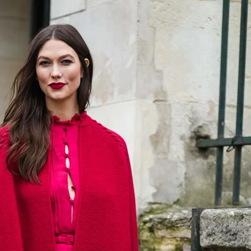 Αυτό το χτένισμα είναι η επιτομή του "quiet luxury" και είναι ιδανικό για τις γιορτές που έρχονται