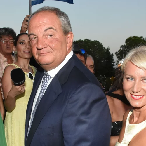 Νατάσα Παζαΐτη - Αλίκη Καραμανλή | Οι κομψές εμφανίσεις μητέρας και κόρης στην αποφοίτηση από το σχολείο