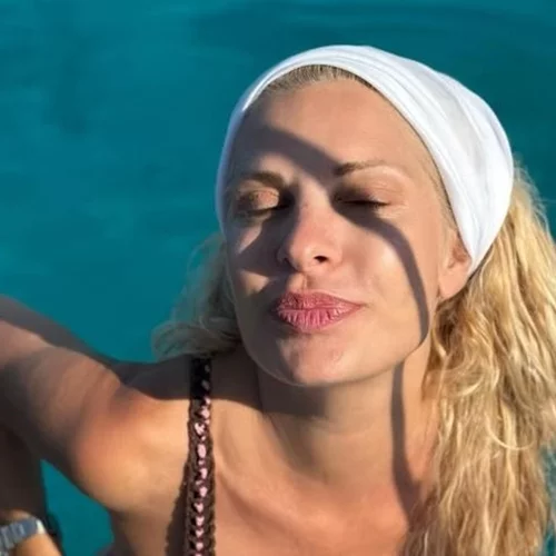 Κατάξανθη και μαυρισμένη | Η Μαρίνα Παντζοπούλου πηγαίνει για μπάνιο με τη μητέρα της, Ελένη Μενεγάκη