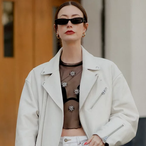 5 σύγχρονοι και cool τρόποι για να φορέσεις μία mini τζιν φούστα