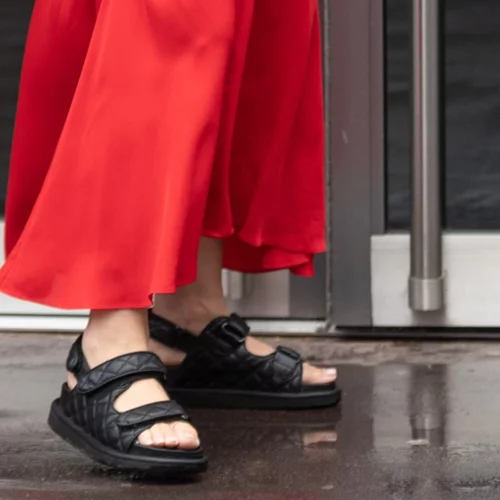 Πώς θα φορέσεις κομψά τα dad sandals