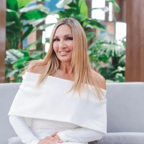 Η Ελένη Πετρουλάκη με total white look | Η παντελόνα που έκανε τη διαφορά