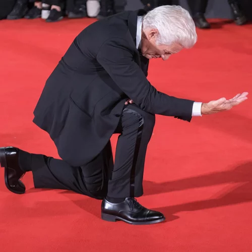 Φεστιβάλ Βενετίας 2024 | Ο 74χρονος Richard Gere υποκλίνεται στη 41 ετών σύζυγό του Alexandra Silva