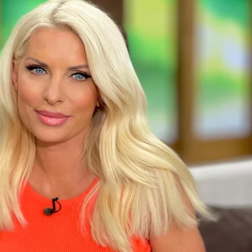 Η Ελένη Μενεγάκη φόρεσε το πιο λουλουδάτο φόρεμα από τη Zara για το καλοκαίρι