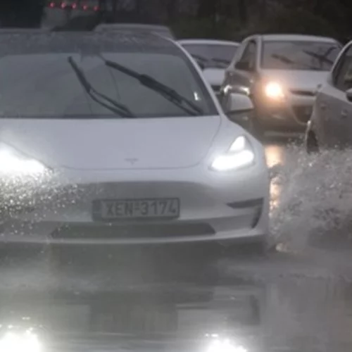Σε εξέλιξη η κακοκαιρία με βροχές και καταιγίδες | Μποτιλιάρισμα στους δρόμους της Αττικής - Αναλυτική πρόγνωση
