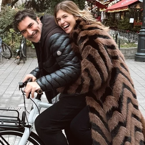 Κλέλια Ανδριολάτου & Χριστόφορος Παπακαλιάτης αγκαλιασμένοι στη Βουδαπέστη