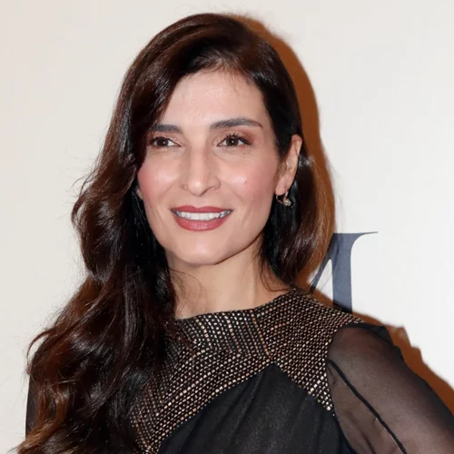 Η Αντιγόνη Κουλουκάκου με μαύρο maxi φόρεμα και χρυσά flat παπούτσια στην επίσημη πρεμιέρα της ταινίας "Maria"