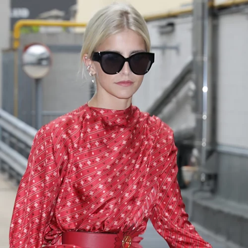 Η διαχρονική σαγήνη του κόκκινου φορέματος | Τα πιο κομψά items για τις φετινές γιορτές