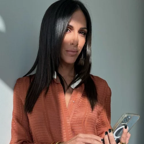 Η Ανθή Βούλγαρη με total Zeus + Dione σύνολο στην πρεμιέρα της εκπομπής "Κοινωνία Ώρα Μega"