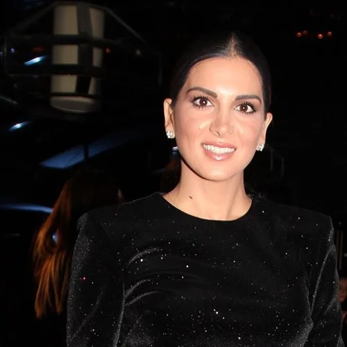 Σταματίνα Τσιμτσιλή | Stylish στο θέατρο - Το leather jacket της είναι ιδανικό για την εποχή