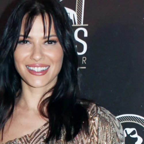 Ατύχημα για τη Λάουρα Νάργες (vid)