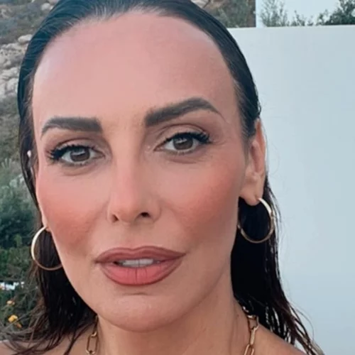 Με μπικίνι, παρεό και ψάθινο καπέλο η Μπέττυ Μαγγίρα | Οι νέες φωτογραφίες από την Αμοργό