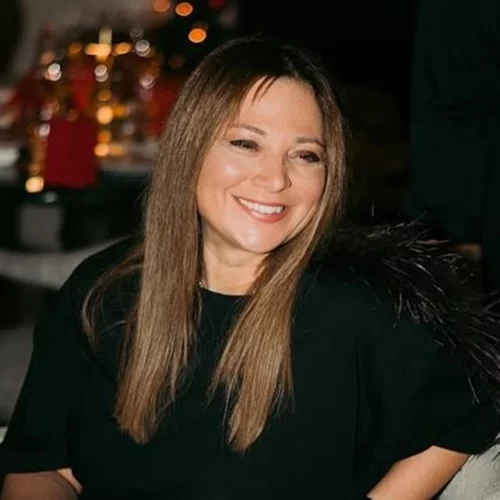 Η Νάνσυ Ζαμπέτογλου μας ανοίγει το σπίτι της | Οι γεμάτοι κάδρα τοίχοι & το παιδικό δωμάτιο της κόρης της