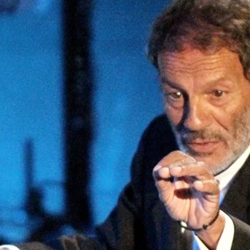 60 χρόνια πριν | Ο Σταύρος Ξαρχάκος στην πρώτη του συναυλία, όταν ήταν 26 ετών