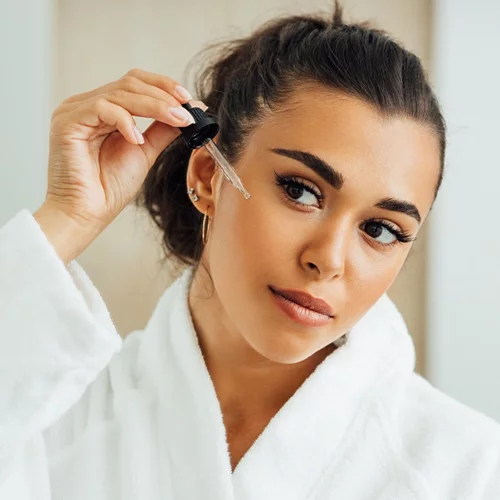 7 super οικονομικά serums που όμως μπορούν να μεταμορφώσουν την επιδερμίδα σου