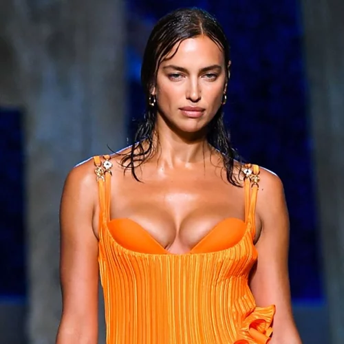 Golden Sunset: Το χρώμα που κυριαρχεί στις εμφανίσεις των fashion experts