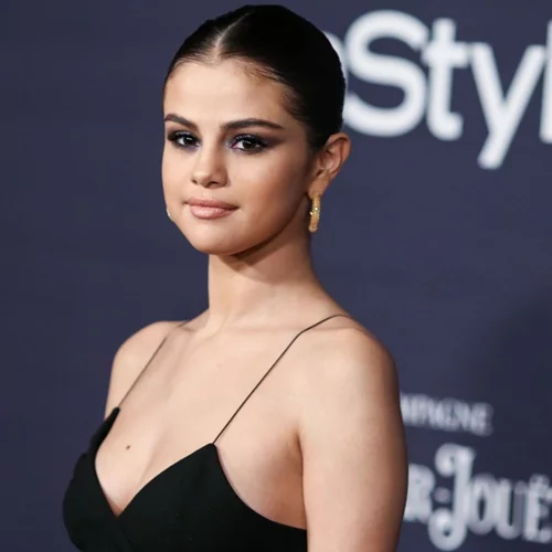 Απλό, κομψό και σέξι | Η Selena Gomez με το ιδανικό σύνολο για το ραντεβού σου