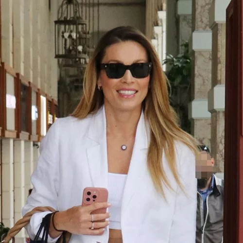 Το casual girly look της Μαριέττας Χρουσαλά με ένα τζιν παντελόνι είναι ιδανικό για εξορμήσεις στην εξοχή